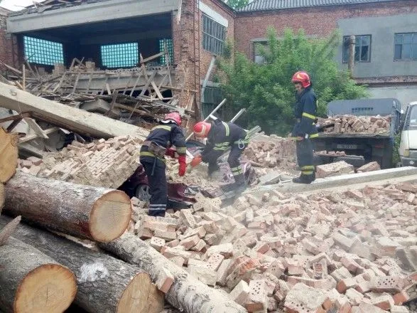 В Хмельницкой области стена из-за падения расплющила два авто