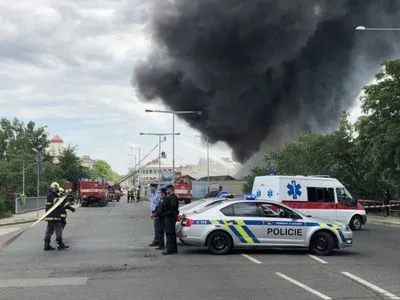 В Праге загорелся и взорвался склад