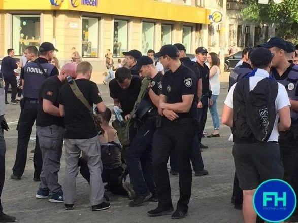 У Дніпрі побились фани "Динамо" і "Шахтаря", поранено поліцейського