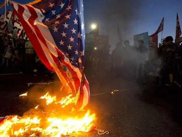 Иранские студенты сожгли флаг США перед зданием американского посольства