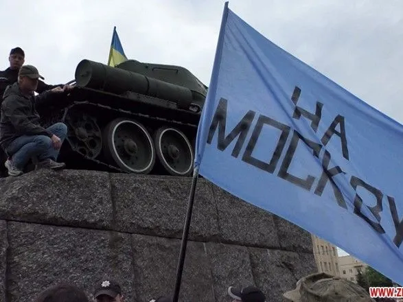 Футболки “СРСР”, танки “на Москву” та георгіївські стрічки: як Україна відзначила 9 травня