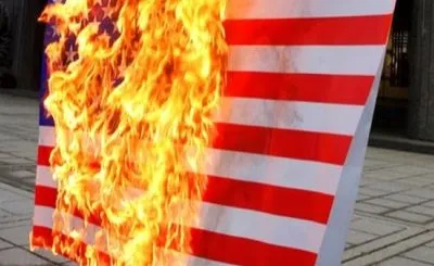 У іранському парламенті спалили прапор США