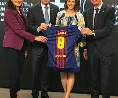 Шахістка Музичук отримала іменну футболку від ФК "Барселона"