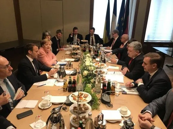 В Ахені стартували переговори Порошенка з лідерами ФРН і Франції