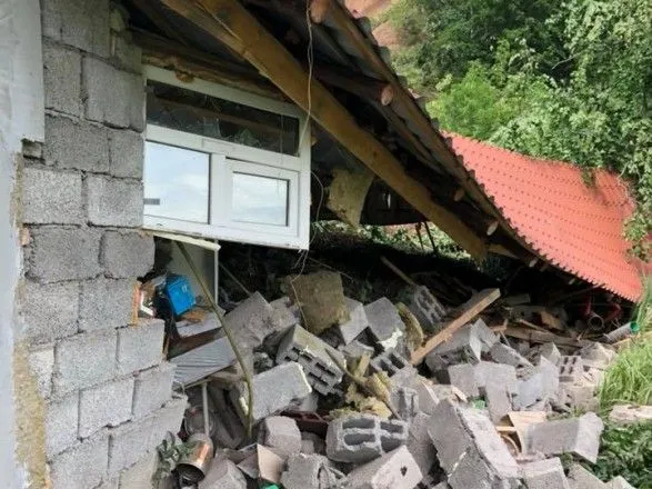 На Закарпатье из-за оползня разрушены два жилых дома