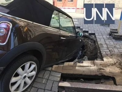 В центре Киева под асфальт провалилась машина