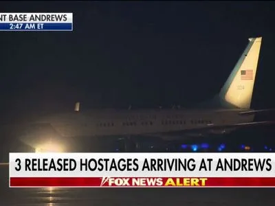 В США приземлился самолет с освобожденными в КНДР американцами