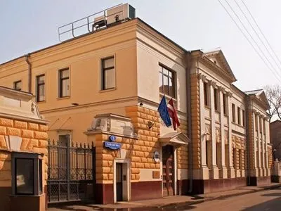 У Москві напали на посольство Латвії