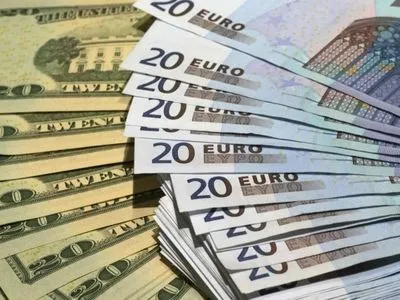 Доллар в обменниках подешевел, а евро - подорожал