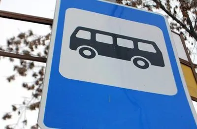 На зупинці на Харківщині зіткнулися автобус і два авто