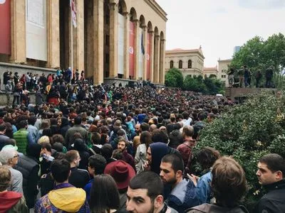 Тысячи человек в Тбилиси вышли на акцию против рейдов в клубах