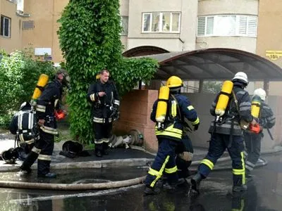 В Одессе загорелся паркинг жилого дома: эвакуировали 62 жителей