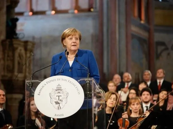 Меркель обеспокоена ситуацией на Донбассе