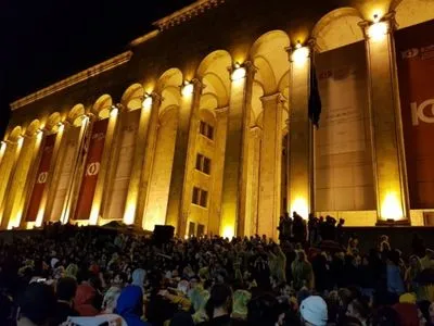 Протесты в Тбилиси: начались столкновения, полиция стянула водометы в парламент