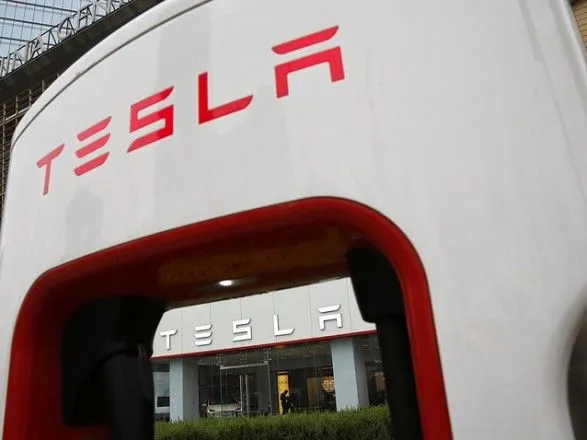 Член керівництва Tesla перейшов до конкурентів після нової аварії електрокару