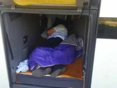На КПП "Ужгород" обнаружили чеха, который скрывался в спальном отсеке автобуса