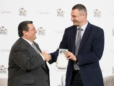 Кличко и президент WBC подписали контракт на проведение в Киеве Конгресса Всемирного боксерского совета