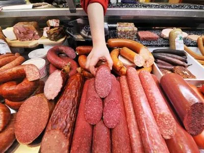 В Украине подешевели колбаса, масло и курятина