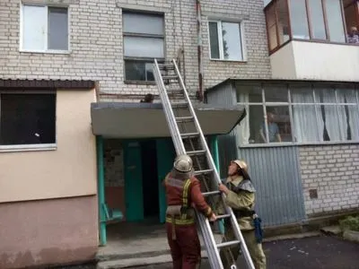 В Кировоградской области мужчина выпал из окна пятиэтажки