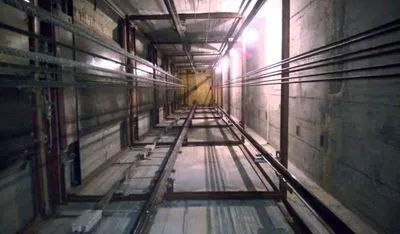 В лифтовую шахту львовской многоэтажки упала женщина