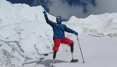 Китайский альпинист без ног впервые покорил Эверест