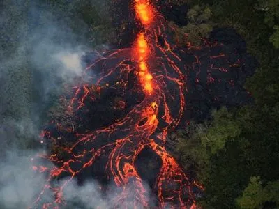 Виверження вулкану на Гаваях: у мережі з'явилися фантастичні кадри