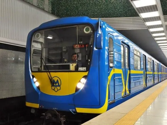 На синей ветке киевского метро молодой парень прокатился между вагонами поезда