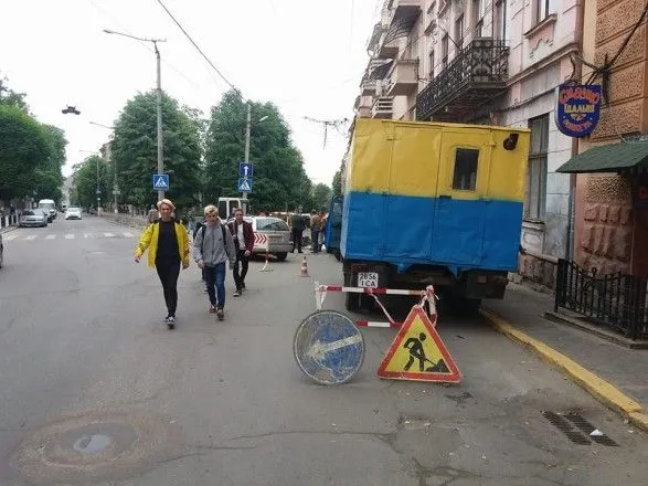 В Черновцах перекрыли улицу из-за прорыва водопроводной сети
