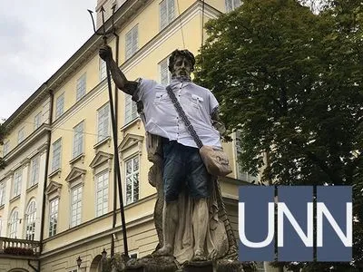 Античні скульптури у центрі Львова одягли у вишиванки