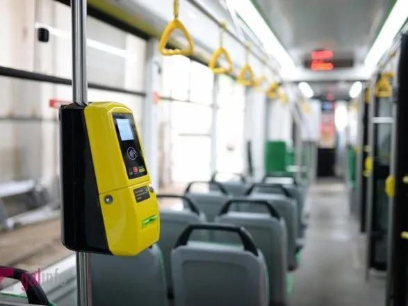 Львовские трамваи оборудуют терминалами для бесконтактных расчетов