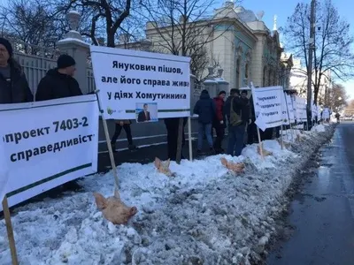 Депутати хочуть перевірити “правки Хомутинніка” у Конституційному суді