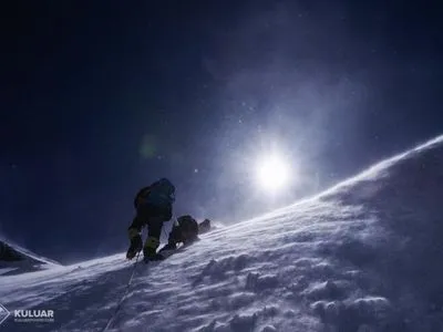 С Эвереста вертолетом эвакуировали двух украинских альпинистов