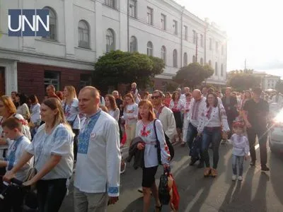 Около 400 человек прошли "Вышитым шествием" в Житомире
