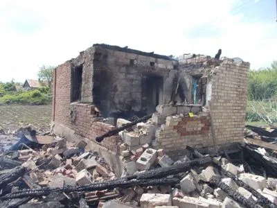 Бойовики з важкої артилерії обстріляли селище на Донеччині
