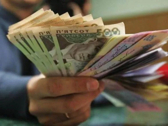Стало відомо, скільки українців отримували у березні зарплати понад 10 тисяч грн