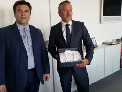 Главі МЗС Данії подарували вишиванку