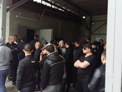 Близько двох десятків молодиків увірвалися в магазин в Одесі