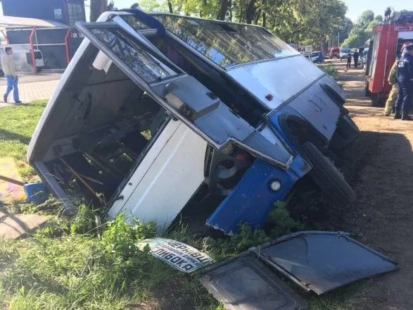 На Буковине маршрутный автобус слетел в кювет: есть пострадавшие
