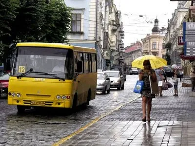 Автобусы частных перевозчиков в Черновцах уже четыре дня не выходят на маршруты