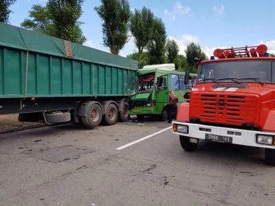 На Дніпропетровщині зіштовхнулися вантажівка та маршрутка: 13 постраждалих