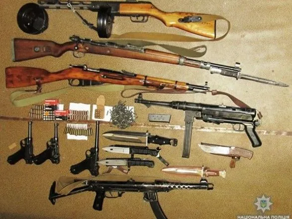 У квартирі померлого мешканця Олександрії виявили арсенал зброї та набоїв