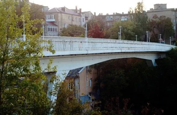 В Одесі молода дівчина стрибнула з Тещиного мосту