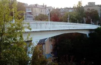 В Одессе молодая девушка прыгнула с Тещиного моста