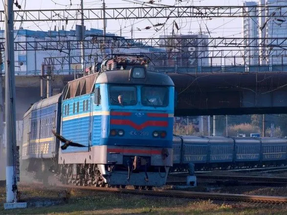 Гройсман пообещал улучшение железнодорожного сообщения с Мариуполем