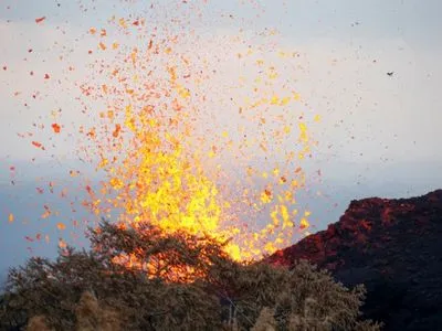 Лава вулкана на Гавайях забрызгала мужчину на балконе