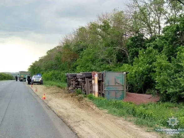 В Луганской области перевернулся грузовик с более 20 тоннами гречки