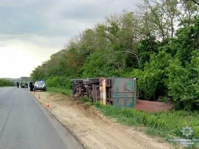 На Луганщині перекинулася вантажівка з понад 20 тоннами гречки