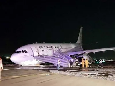 У Саудівський Аравії аварійно сів літак: десятки постраждалих