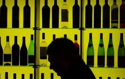 Запрещая ночную торговлю алкоголем, власть дает заработать таксистам и ресторанам