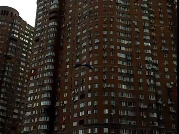 Екстремал з парашутом стрибнув зі столичної багатоповерхівки